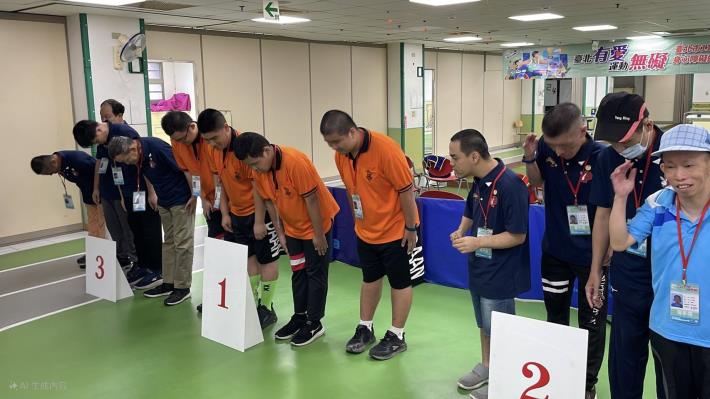 9.特奧滾球四人賽-選手們很有禮貌的敬禮