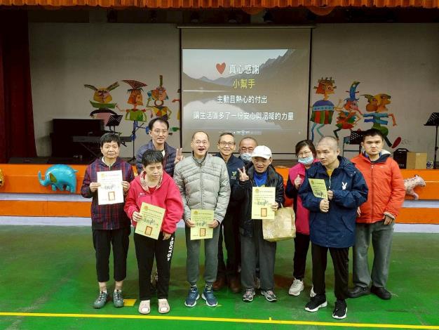 院長與小幫手合照，感謝他們主動且熱心的付出，讓生活區多了一份安心與溫暖的力量。