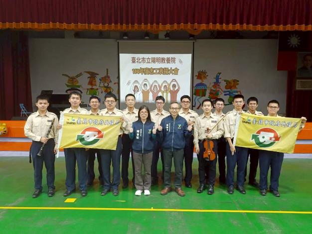 院長、替代役中心陳主任及「台北市政府兵役局小平頭樂團」一同合照，感謝他們以實際行動投入公益活動。