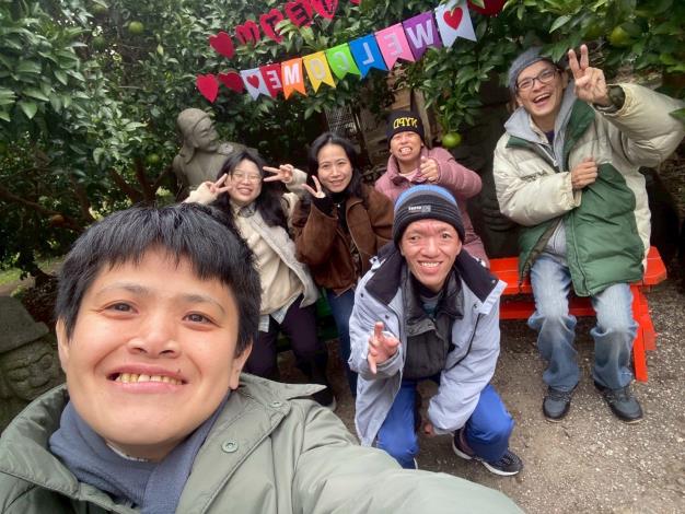 照片10：服務對象學習用手機自拍。