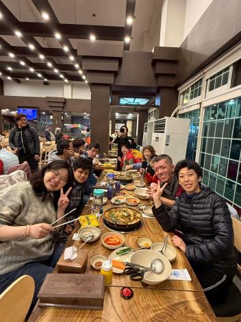 照片6：享用第一天晚餐-馬鈴薯豬骨湯飯。