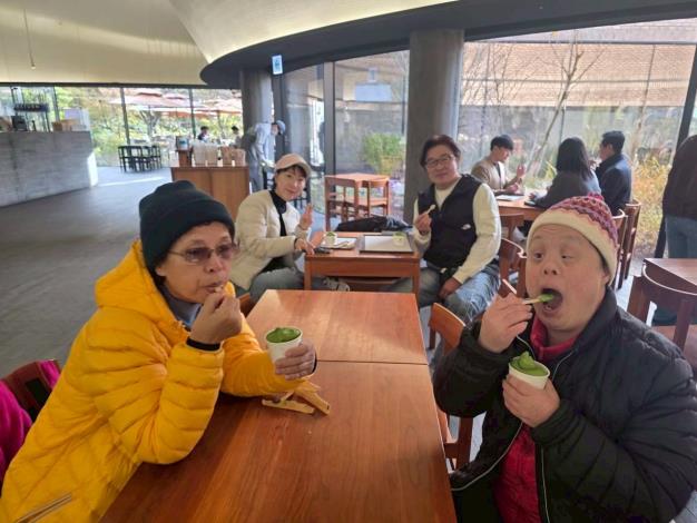 照片15：綠茶博物館吃冰淇淋。