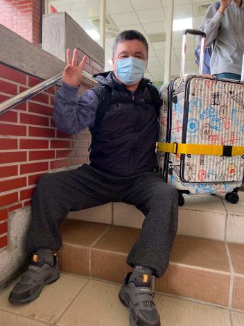 照片3：服務對象非常喜愛自己選購的行李箱。