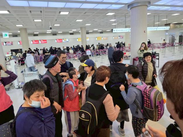 照片28：在機場與導遊道別。