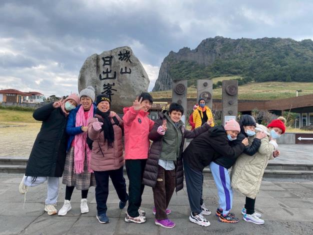 照片12：女生們可愛的合影。