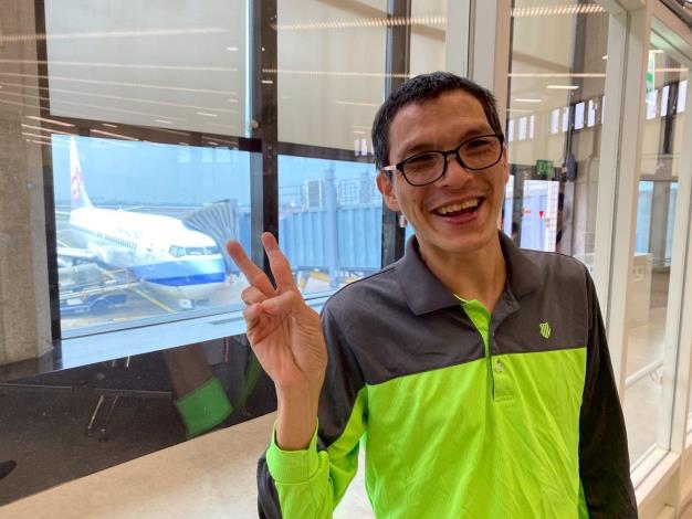 照片5：服務對象十分喜愛交通工具，主動請工作人員幫忙留影、紀念。
