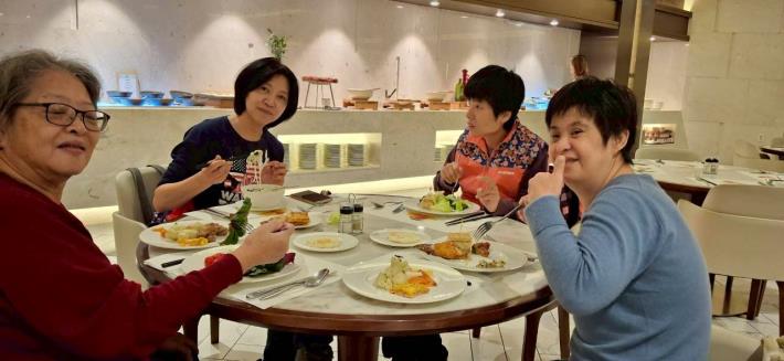 照片26：享用藍鼎酒店豐盛的早餐。