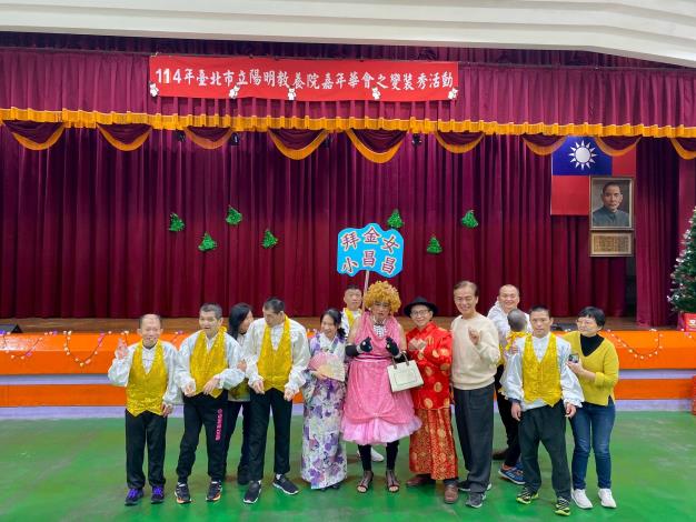 3-6區師生發揮創意，反串扮演拜金女孩，掀起變裝走秀高潮。