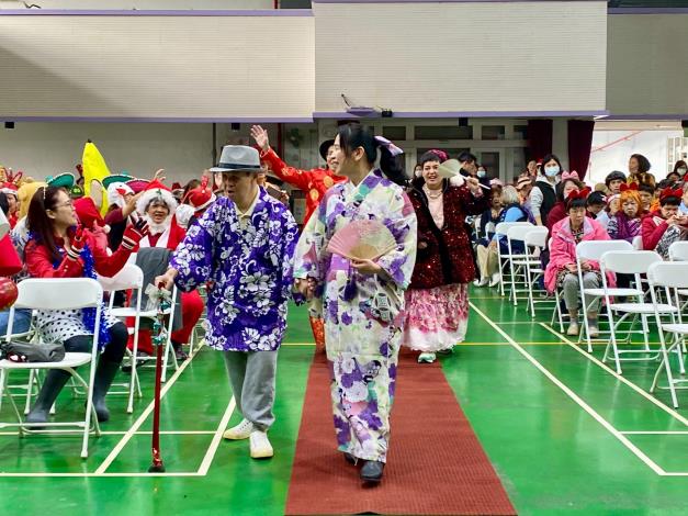 院長暨副院長星光大道走秀，揭開當天活動序幕。