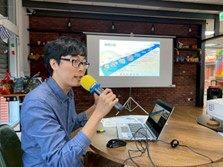 照片5：本院社工課課長向國館及中敦參訪人員介紹本院。