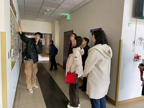 照片6：社工課課長帶領國館與中敦公司人員參訪本院。