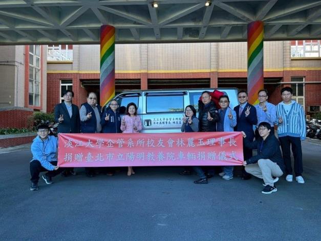 與會貴賓在全新客貨兩用車前大合照，驅散了陽明山冷冽的寒風，展現出滿滿溫情！