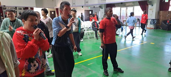 最愛唱歌-卡拉OK 本院服務對象與賴國小朋友一同高歌。