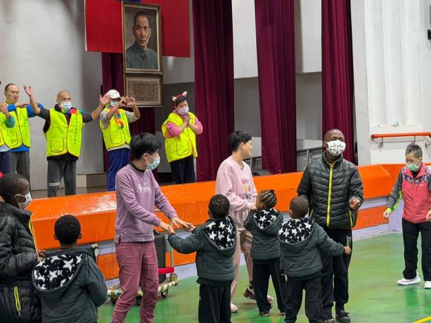 台上表演台下已經跳起舞來。