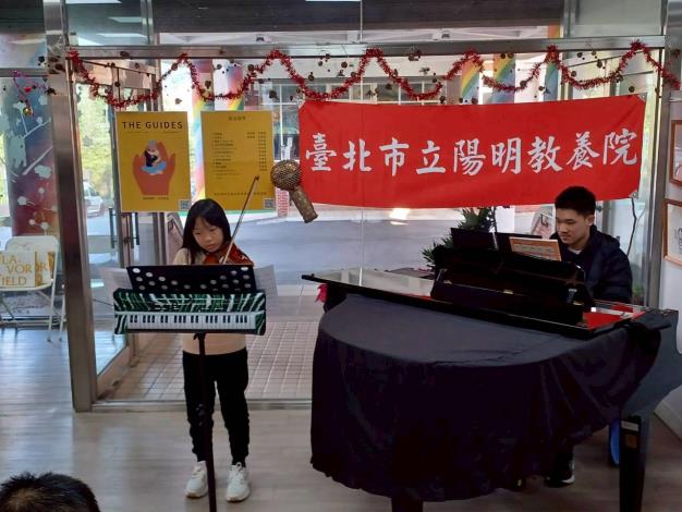 李英睿與李英華一同演奏〈四季紅〉，熟悉且動人的旋律勾起服務對象的共同記憶。