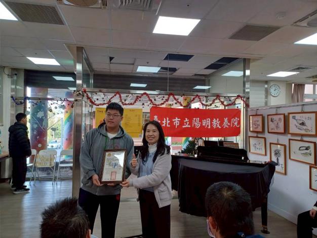 副院長與主持人李英豪合照，感謝他們帶來 精采的鋼琴表演。
