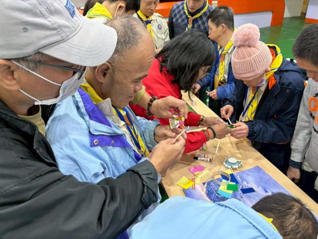 黃髮垂髫相牽挽