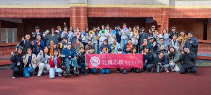 服務對象帶著滿滿的戰利品回到小家，滿臉笑容地和志工道別！