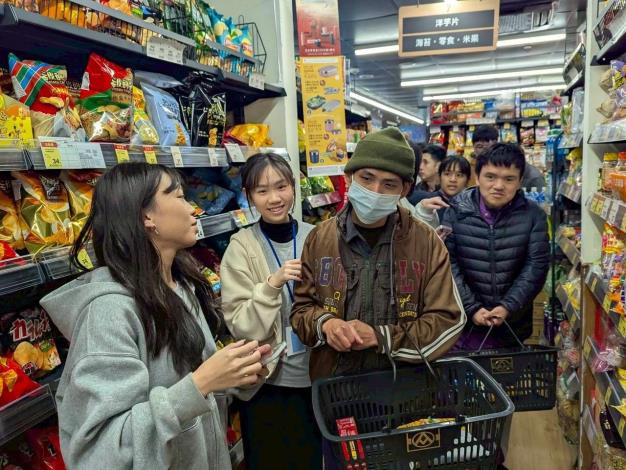 小豪、小斯雖然沒有金錢概念，但在志工引導下會選擇自己喜歡的東西到櫃檯結帳。