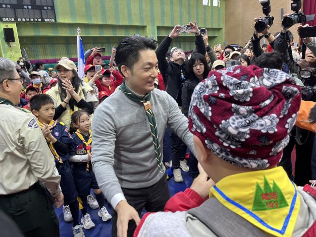 市長蔣萬安親切地與陽明自強童軍團員們互動。