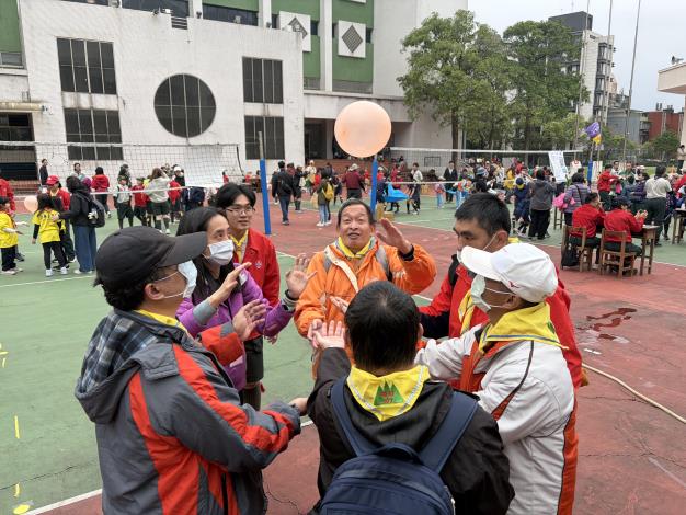 關卡「離開地球表面」，大家齊心協力，讓球不落地，挑戰團隊默契與反應速度。