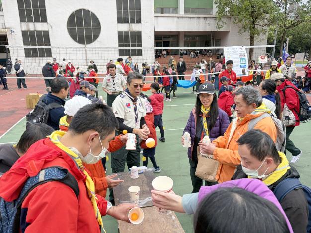 關卡「一球入魂」，考驗手眼協調能力，將球拋起並用杯子接住，充滿挑戰。