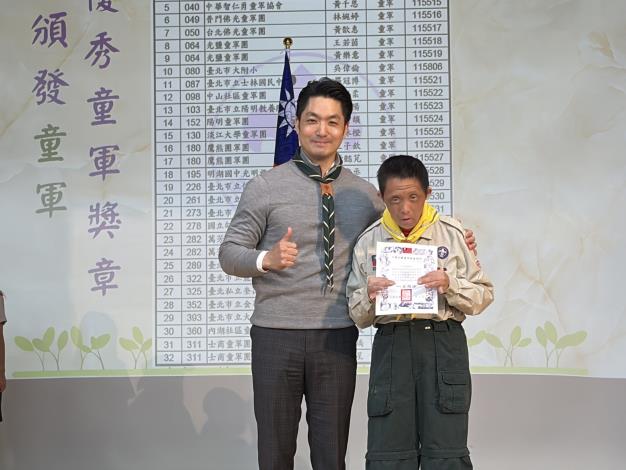 市長親自頒發「115年優秀童軍」殊榮給瑞陽。