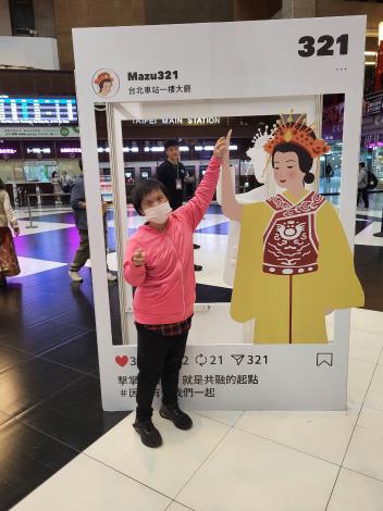 服務對象迫不及待地和北港朝天宮媽祖擊掌，give me five！