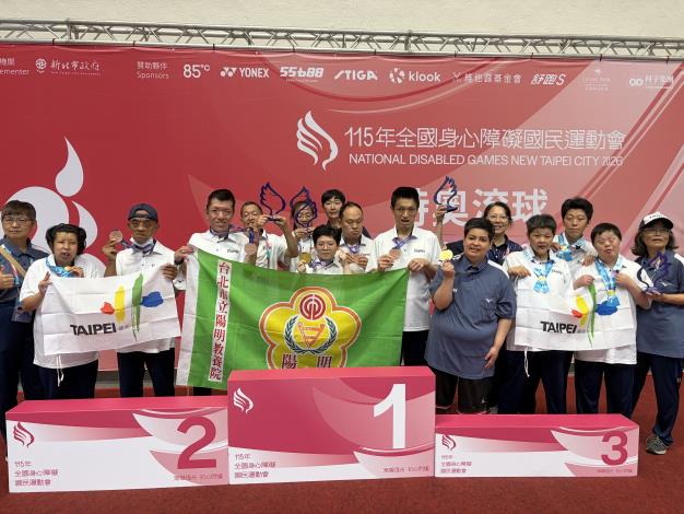 選手賽後拿獎牌集體合影.JPG