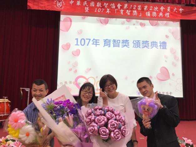 本院尤院長詒君親臨嘉勉並致贈花束。