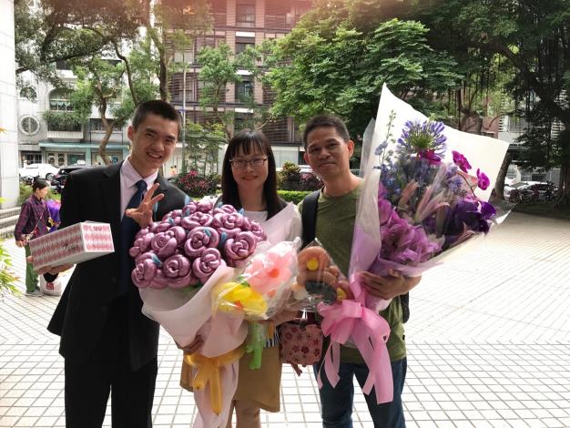 吳碧芬保育員家屬到頒獎會場加油鼓勵。