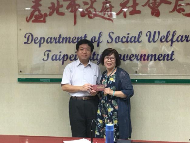 社會局許局長立民頒贈禮卷給本院獲獎職工陳碧真。