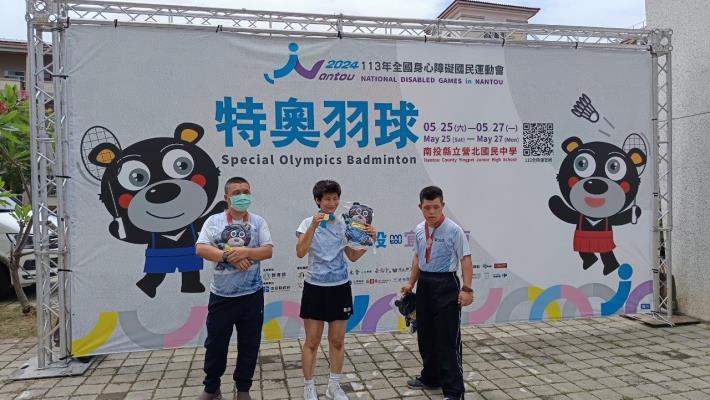 4特奧羽球選手們，帶著獎牌跟禮物，合影留念