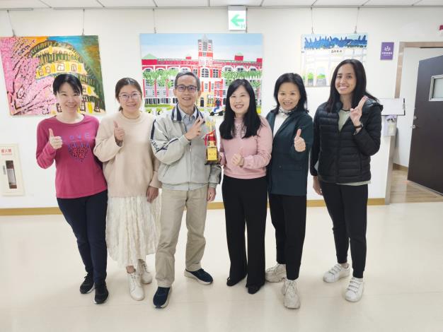 葉俊郎院長接受女子組代表副院長洪麗晴於院務會議上獻獎
