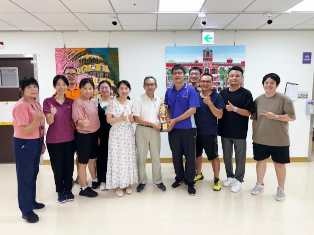 葉俊郎院長接受羽球選手於院務會議上獻獎