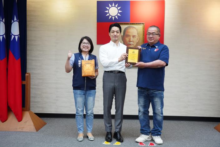 受獎人羅中岳與市長及局長合影