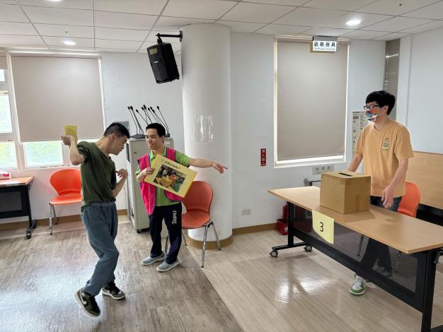 投票請往這邊走~