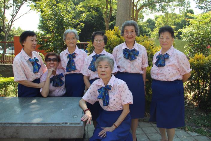 篤信佛教、高齡86歲的林碧霞奶奶(前中)和全國最資深的蕙質女童軍團南下高雄一睹｢佛牙舍利｣