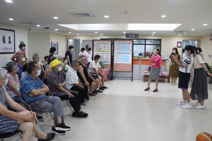 1-副院長鼓勵長者參與運動比賽.JPG