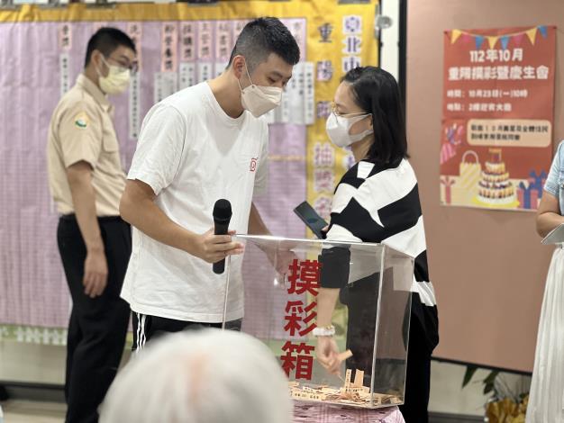 9-邀請輔導員摸彩.JPG