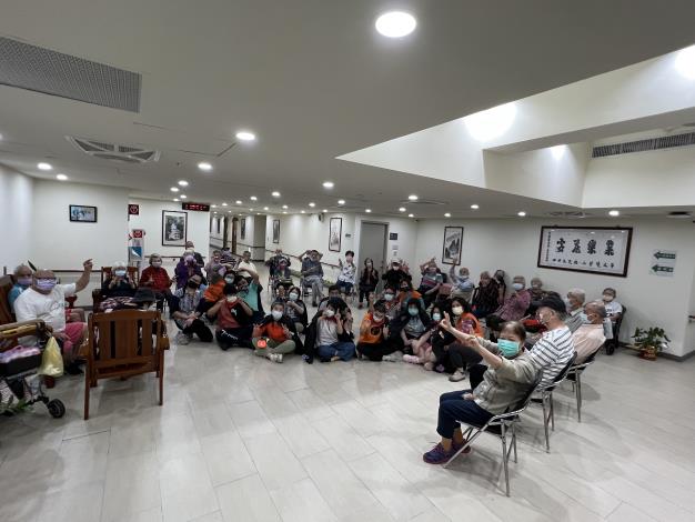 12-日間照顧服務廣居學坊到本院進行萬聖節不搗蛋 送祝福快閃活動.JPG