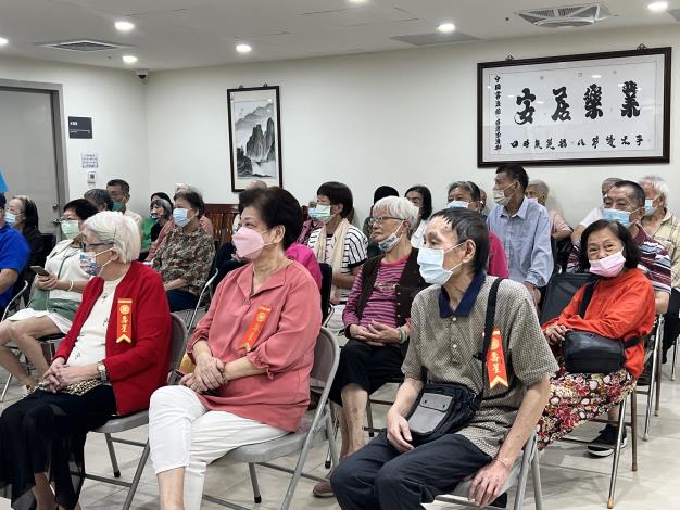 4-10月壽星長者與院民一同期待抽中重陽節大獎.JPG