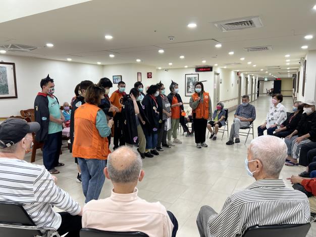 10-日間照顧服務廣居學坊到本院進行萬聖節不搗蛋 送祝福快閃活動.JPG