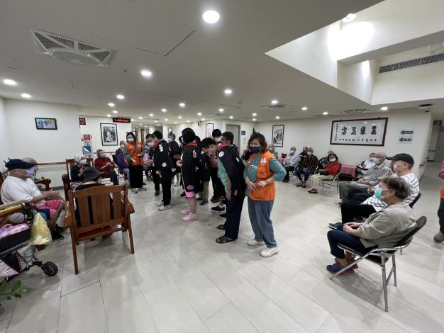11-日間照顧服務廣居學坊到本院進行萬聖節不搗蛋 送祝福快閃活動.JPG