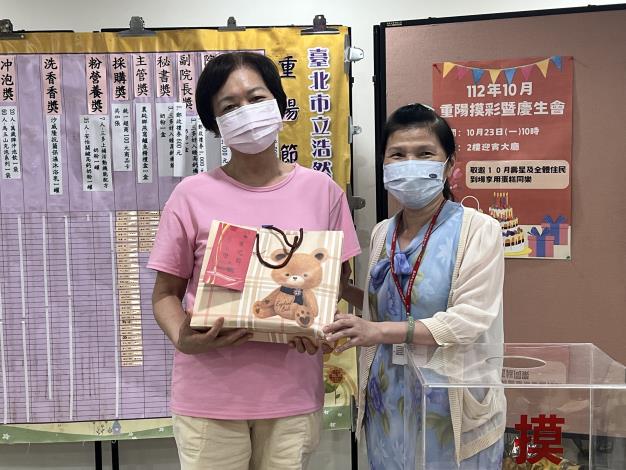 6-恭喜長者獲得市長獎.JPG