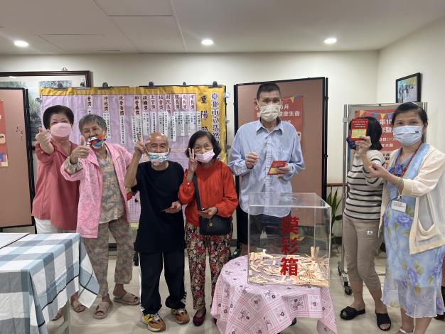 5-獲得便利商店商品卡的院民開心合影.JPG