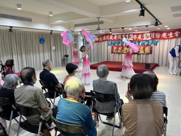7-花花愛心公益團帶來精彩表演.JPG