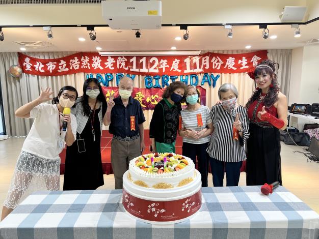 4-壽星與陳小姐及社工組長、主持人合照.JPG