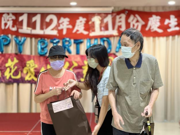 3-由社工組長致贈紀念品予新進院民.JPG