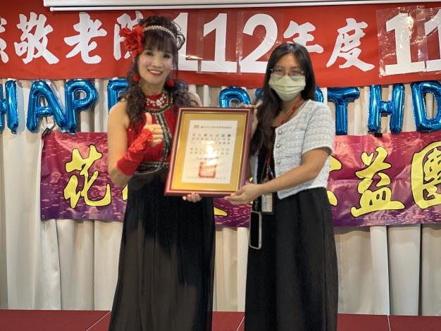 2-社工組長頒贈感謝狀予花花愛心公益團陳小姐.JPG